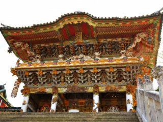 Lorsque vous passez devant la pagode à 5 étages et montez quelques marches vous voyez la porte Koyomon